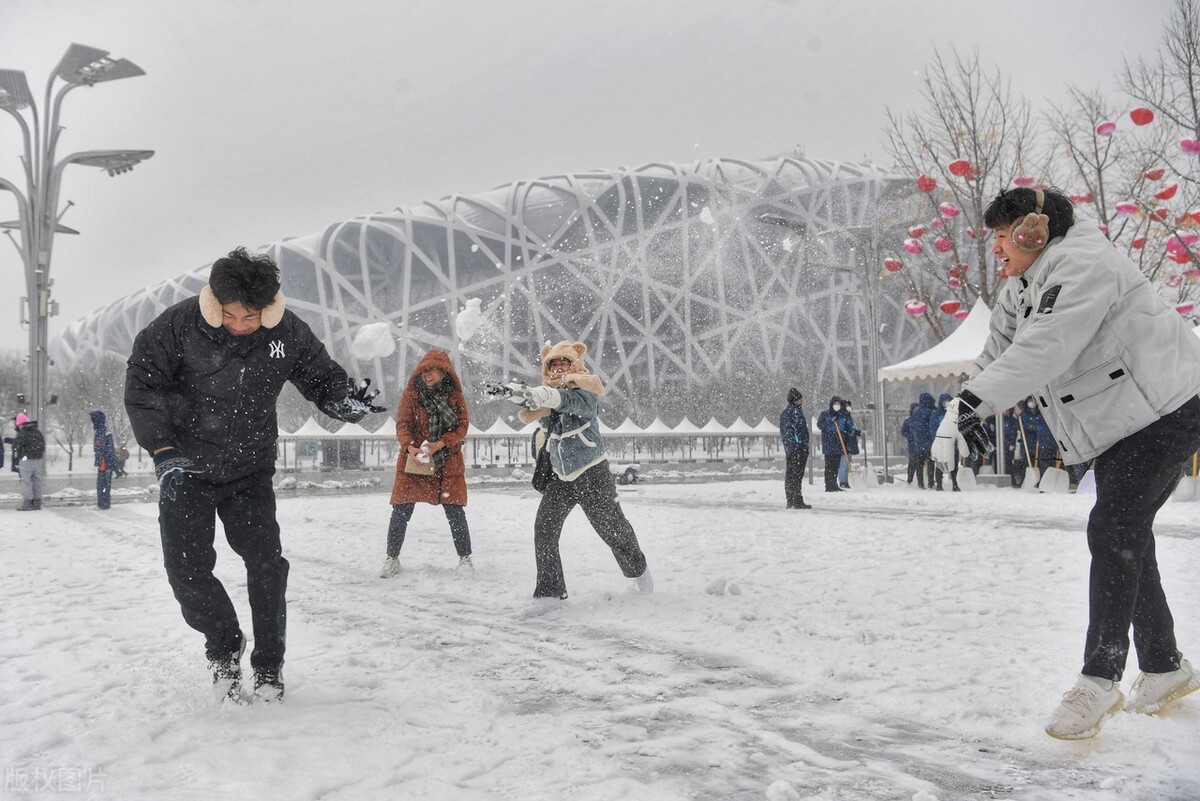 鸟巢银装素裹 游客踏雪赏景