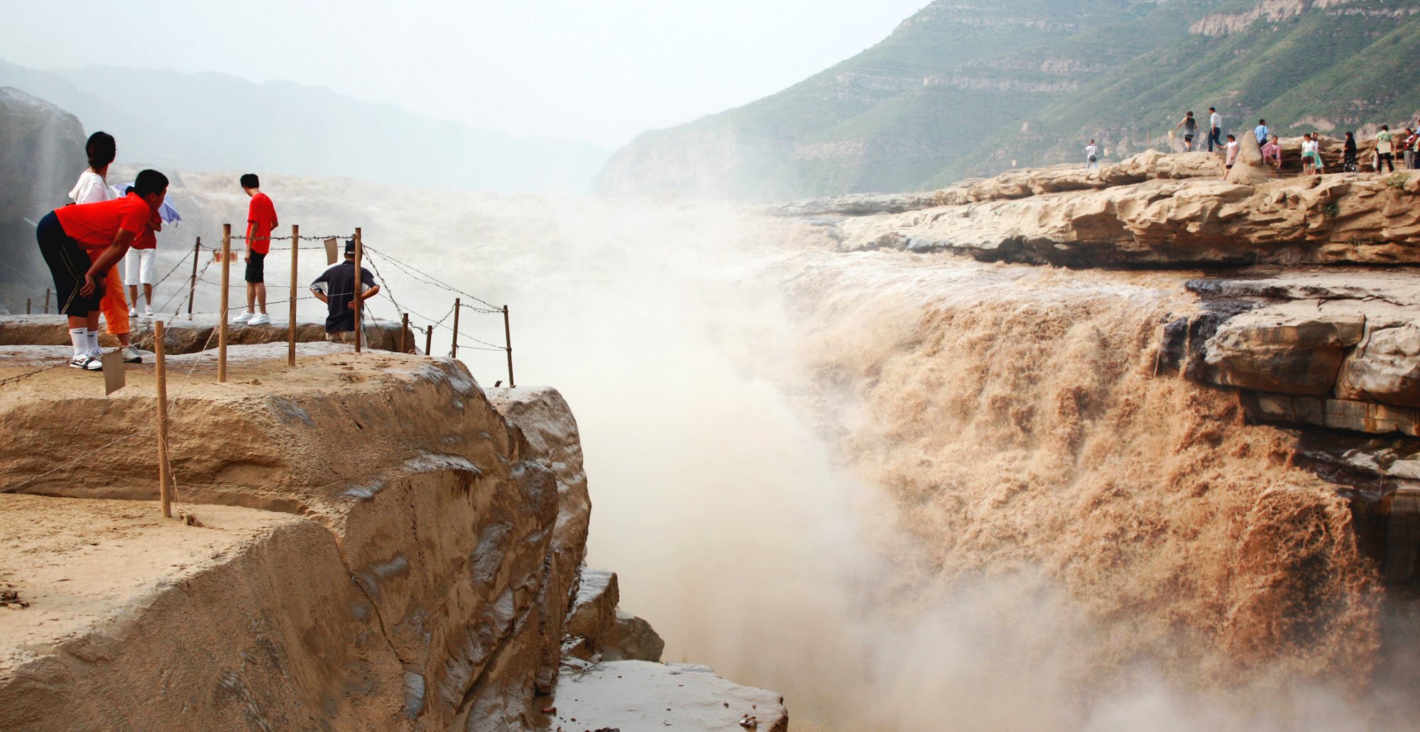 飞越黄河的柯受良地位有多高?张学友出钱治丧,刘德华为其女送嫁