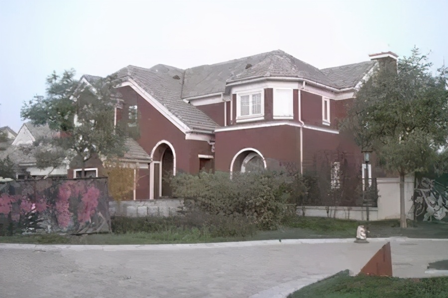 晒晒田亮如今住的豪宅,家里面积大得过分,索性在客厅做旋转楼梯