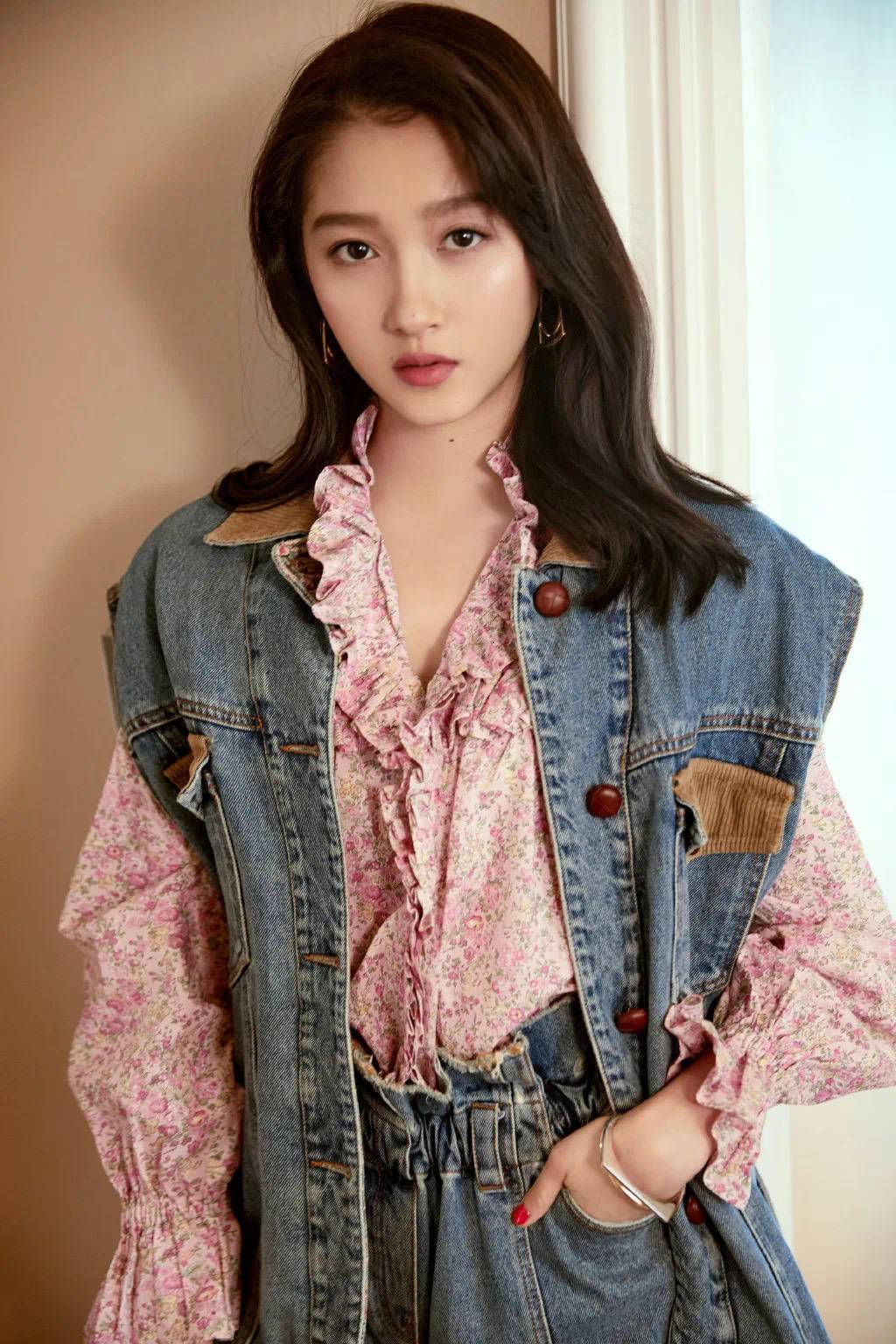 瓜尔佳氏出美女,"在逃格格"关晓彤不仅人美,衣品更是时髦潮流