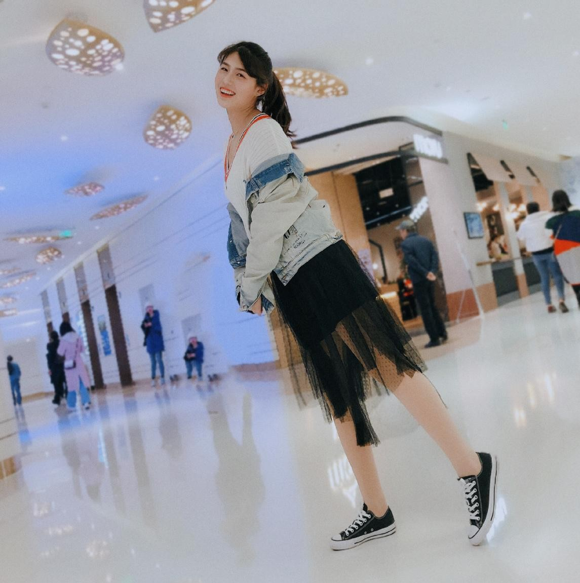 "四枚奖牌"得主张雨霏,穿小香风套裙秀美腿,比冠军光环还耀眼