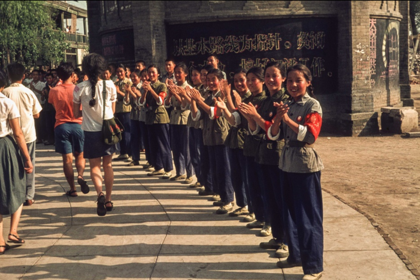 20张70年代老照片,到处都是红色和标语,这就是一代人的记忆