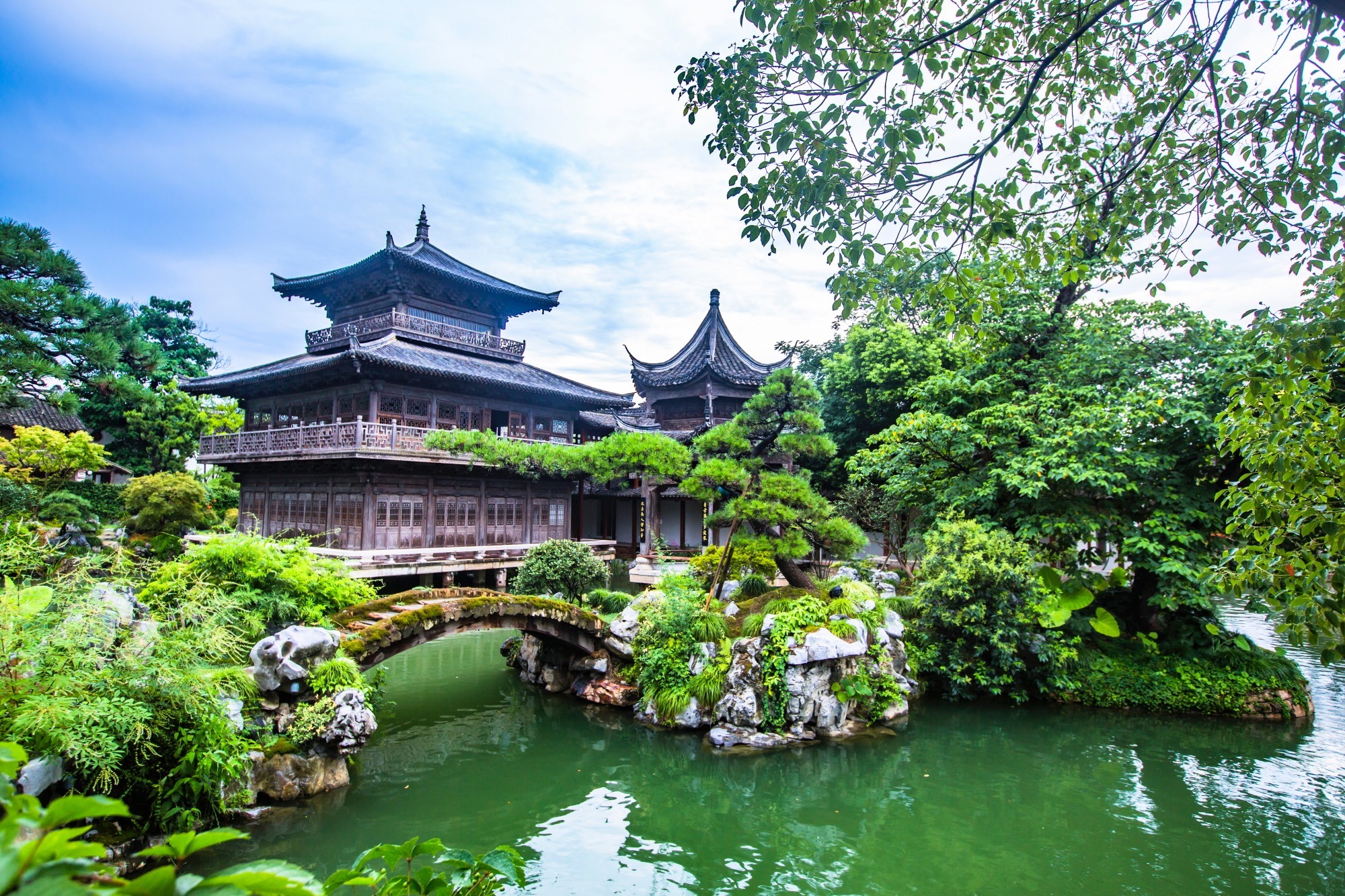 浙江嘉兴有一座濮院古镇,古朴时尚,充满宋韵文化,可媲美乌镇