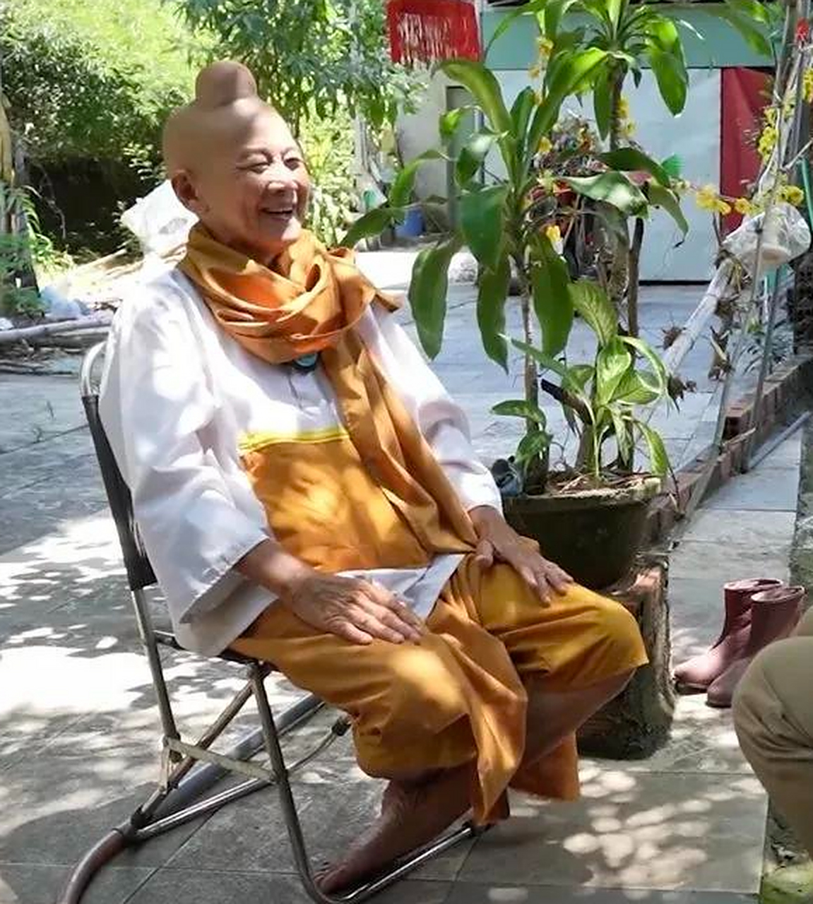 1993年,越南平阳有个尼姑,头上长有跟释迦摩尼佛一样的肉髻,被当地