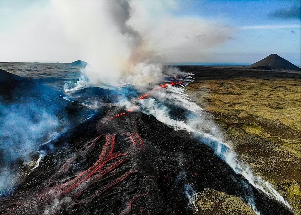 冰岛火山喷发:火山附近被限制人群,喷发的气体充满威胁