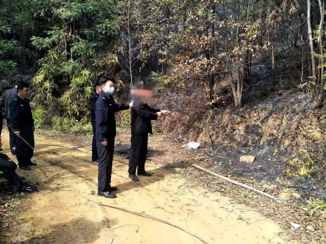 男子在公交车厢纵火被烧死 乘客司机安全逃离（图）_图片_中国小康网