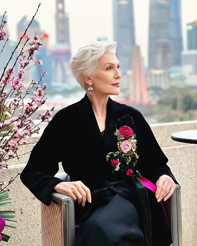 梅耶·马斯克结束中国行,60岁当模特,83岁开直播,人生从来不晚