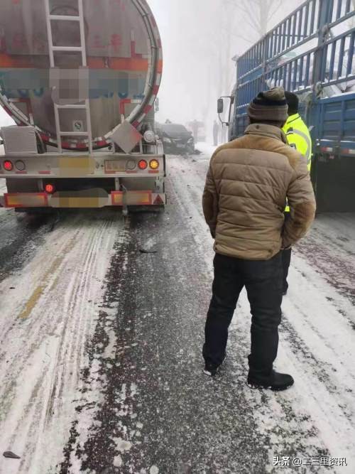 昌图雪后道路湿滑,102线发生多车连撞事故