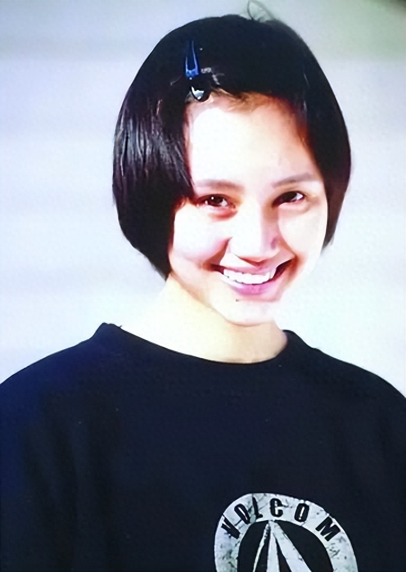 而她不爱说话,滴溜转着大眼睛.