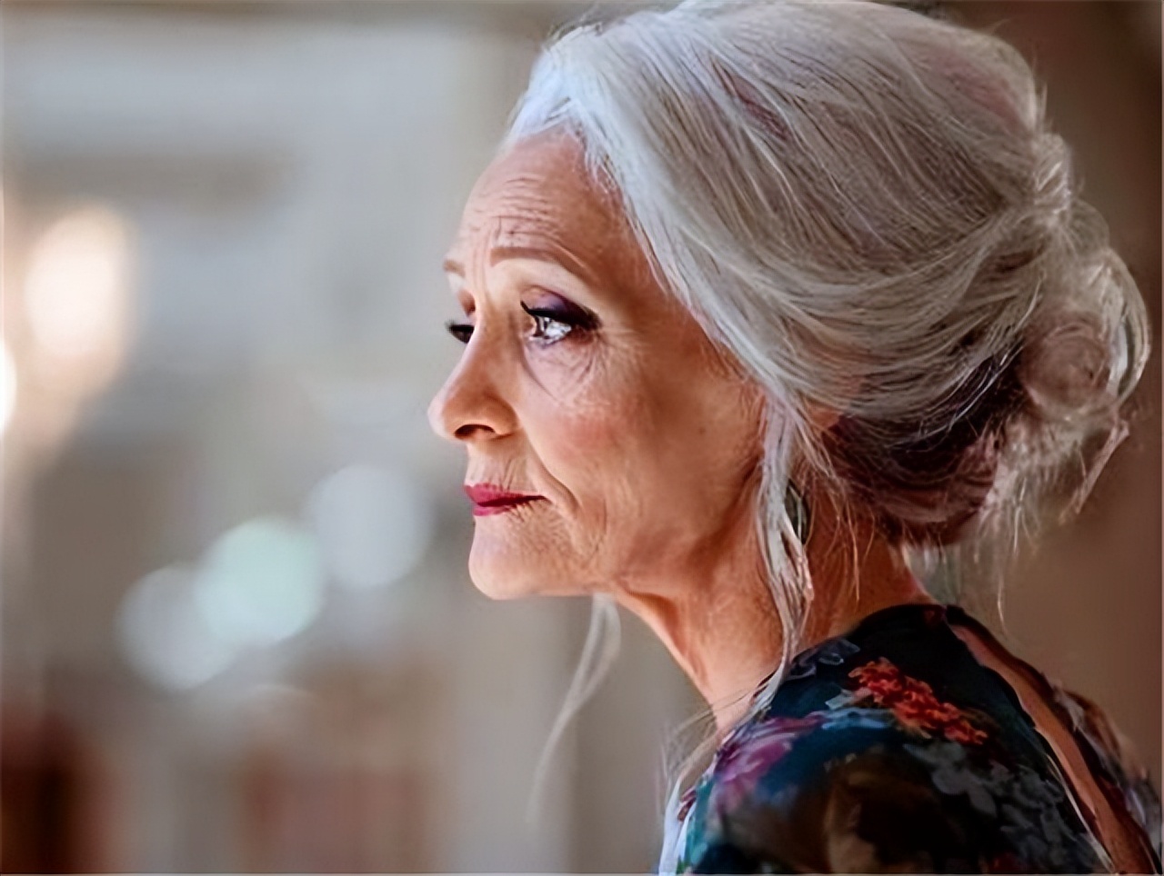 俄罗斯的老年人文化:青睐印花和格纹,钟情于宽松和套裙