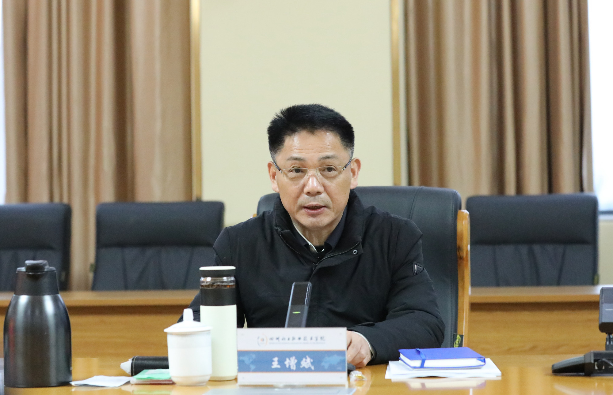 廖卫民,袁晓东分别对此次民主生活会进行点评,并对学校稳定,改革,发展