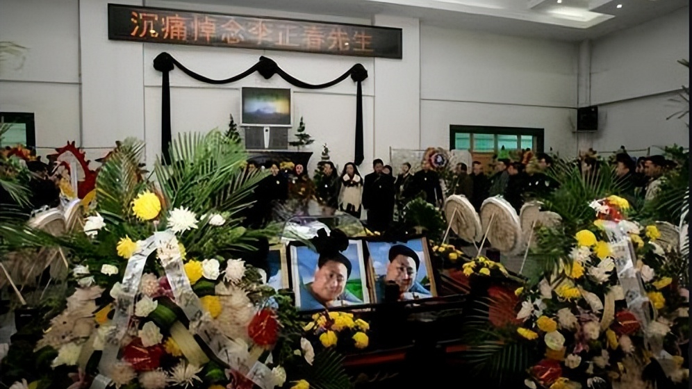 2007年,45岁的李正春因病去世,赵本山为他守灵一夜,料理后事