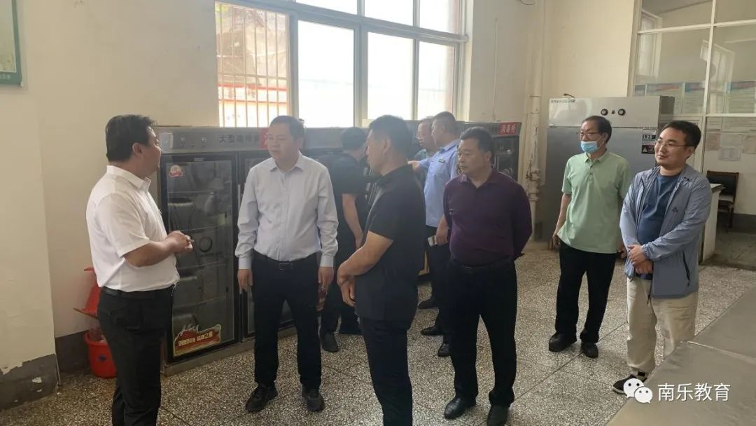 南乐县政府副县长,韩张镇党委书记韩凯到韩张镇初级中学调研