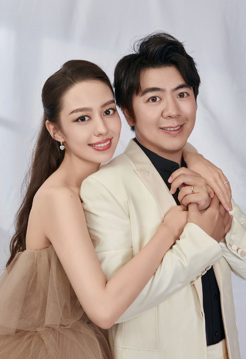 吉娜母亲节晒儿子"小听众"!一家三口牵手画面温馨,又长高不少