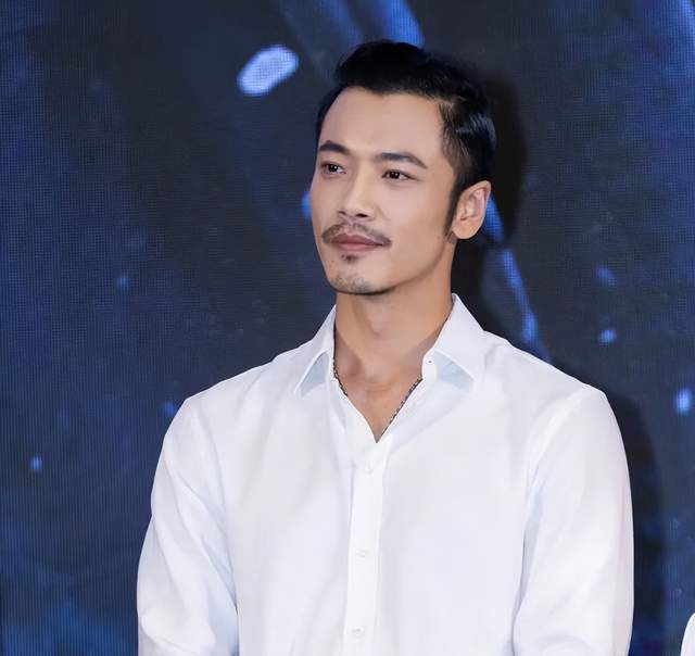 昔日主持人薛飞 蹉跎半生 归来仍是男神 儿子已成明星 比王骁更帅