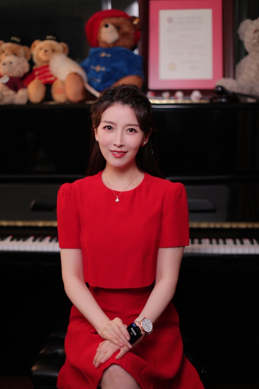 《风云对话》凤凰女神朱梓橦:高贵优雅的金牌外交节目主持人