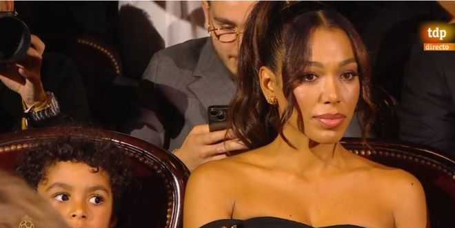 绝啊!本泽马领金球奖 妻子和现任女友都来了 两人展现傲人身材