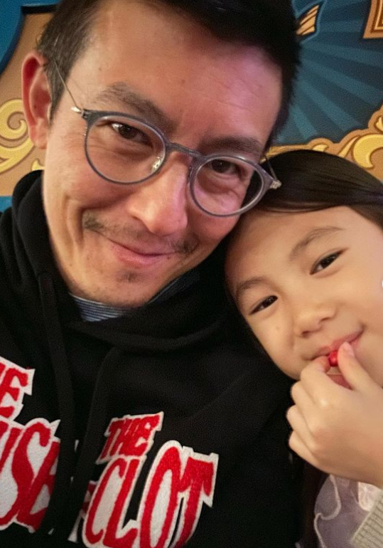 46岁马伊琍现身私人聚会,与秦舒培前夫亲密合影,素颜露面似少女