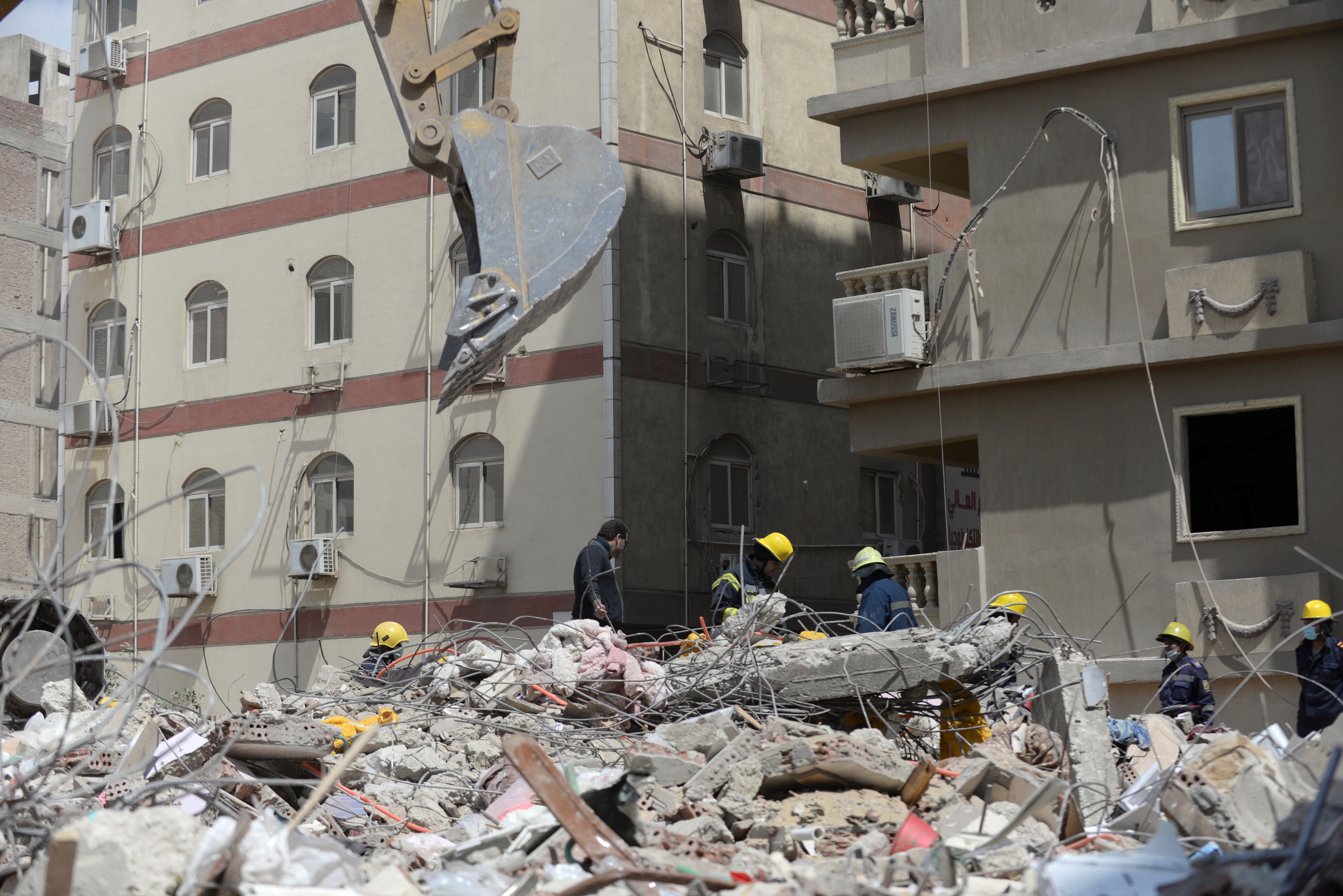 埃及首都一栋楼房倒塌致5人死亡