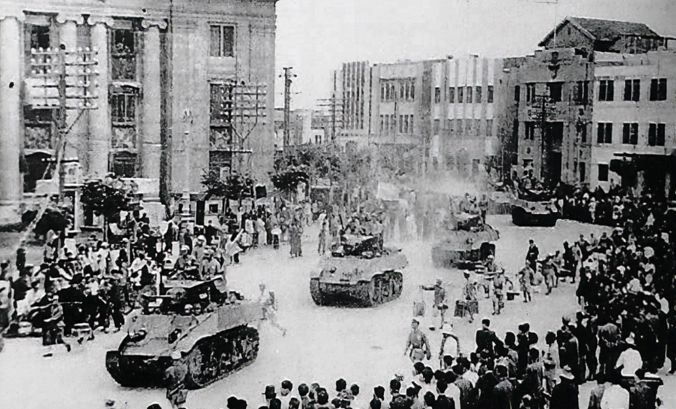 1949年南京激战之后,解放军为何见城内国军不打,还凑一起站岗?