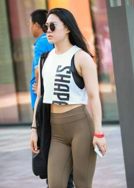 微胖熟女紧身裤勒出丰满身材,网友:见识一下"柯基臀"