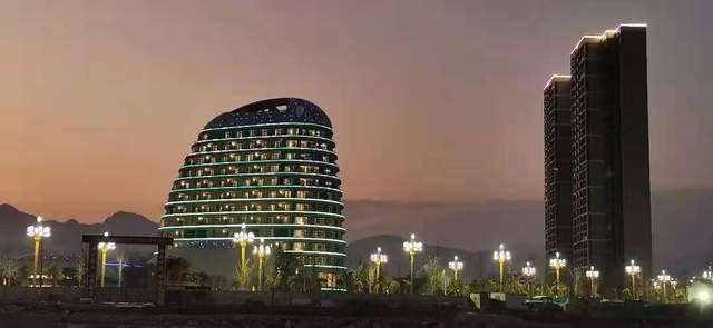 "罗平城市会客厅"的明珠——金花玉湖广场酒店盛大开业