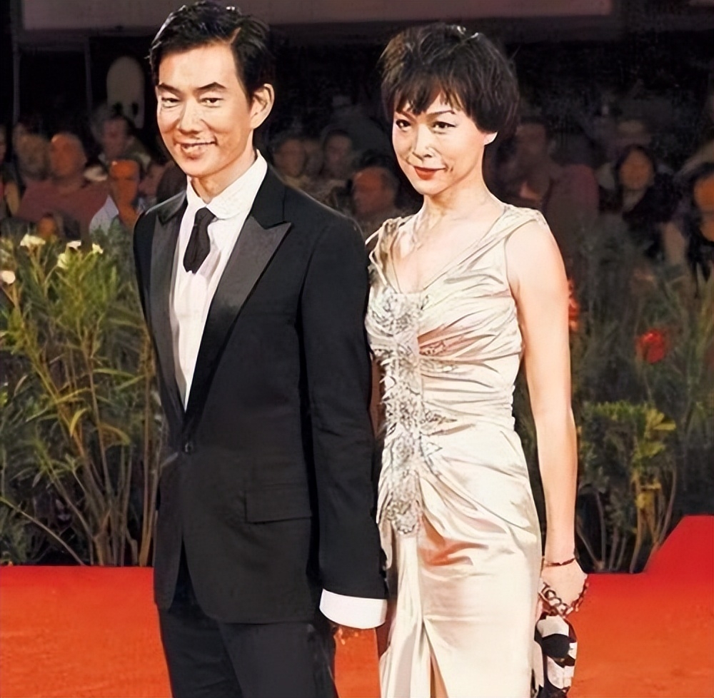 任贤齐三口之家现身美国,逛人均70多小店,18岁女儿高挑气质出众