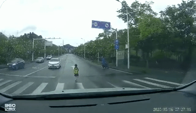 热点|孩子跌落电动车，急追大人后被一脚踹翻？看到这一幕，网友怒了