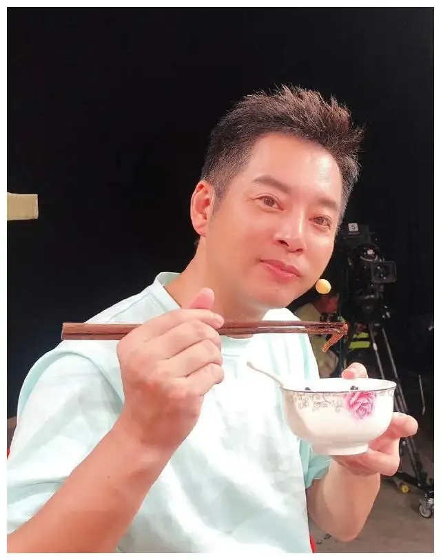 周冰倩开百万豪车出行,昔日主持一哥孙鸣洁露面,身材发福认不出