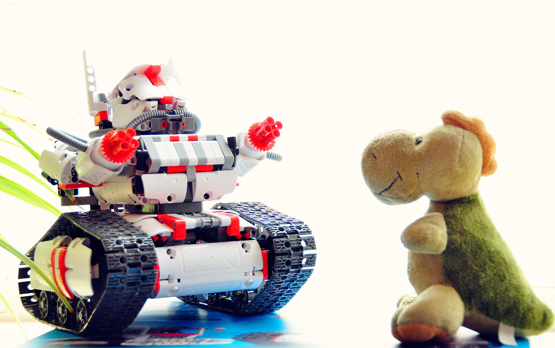 年轻人的第一台机甲——米兔履带机器人体验