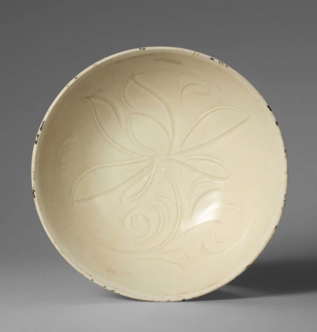 lot0094 明 定窑萱草纹盏 d10cm 估价:50,000—80,000