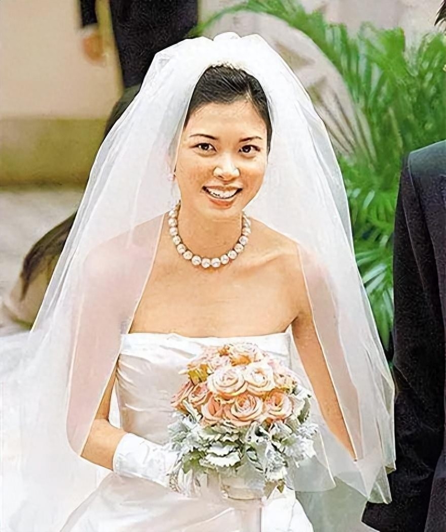 回顾她比朱玲玲更豪横出身豪门一婚嫁豪门二婚再嫁豪门生两子