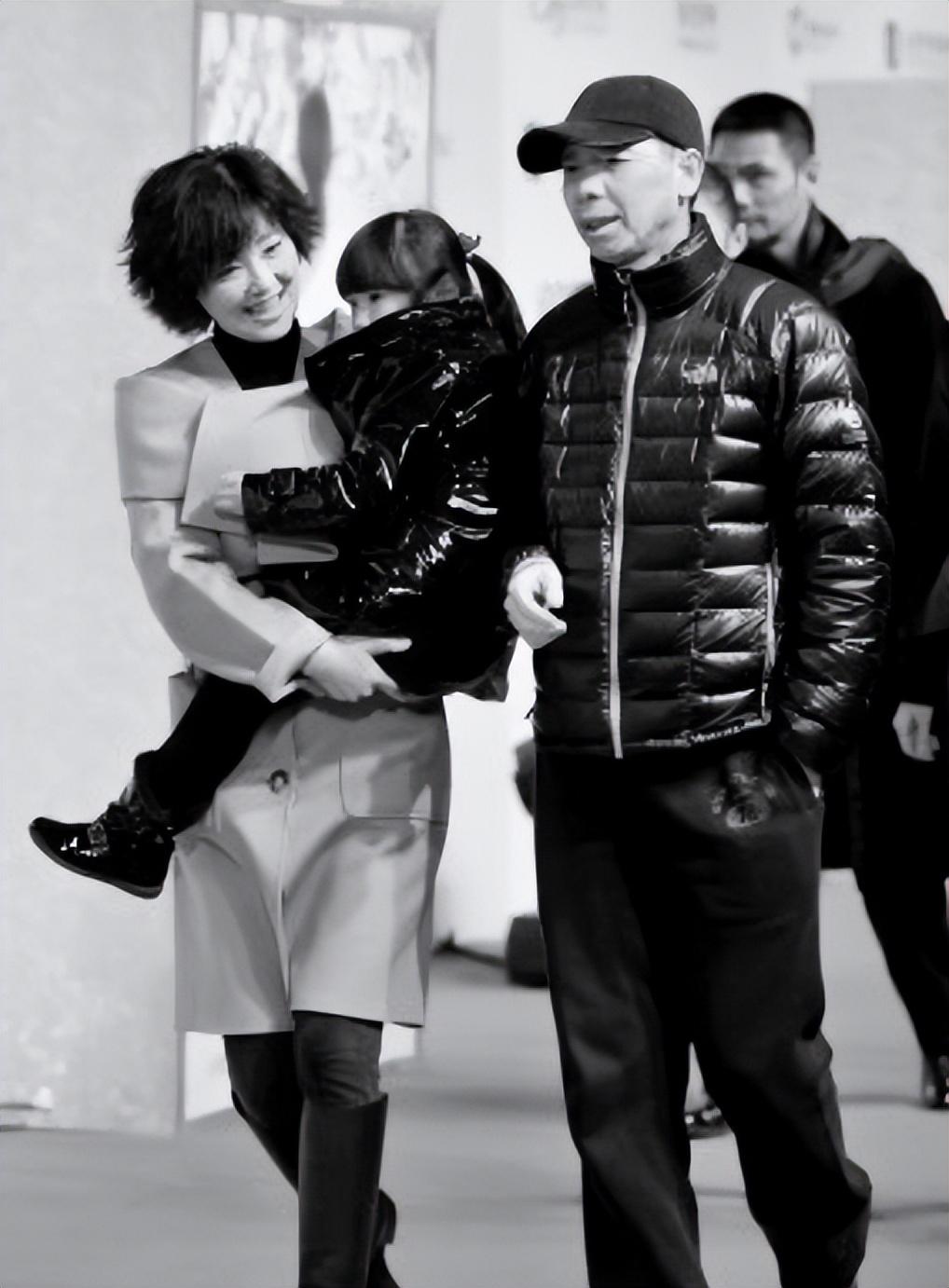 同样是冯小刚孩子,把前妻女儿和领养女儿一对比,差距就出来了