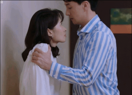 两人的吻戏场面,同样让人虎躯一震,磕不起来.还好导演及时