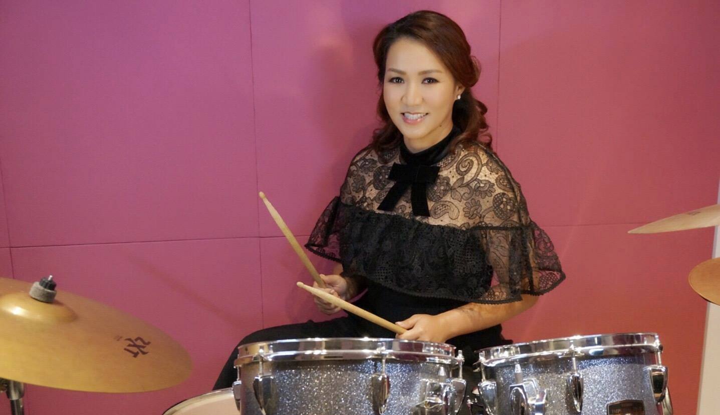 48岁香港著名歌手黎瑞恩送18岁女儿出国读书,引网友激烈争论