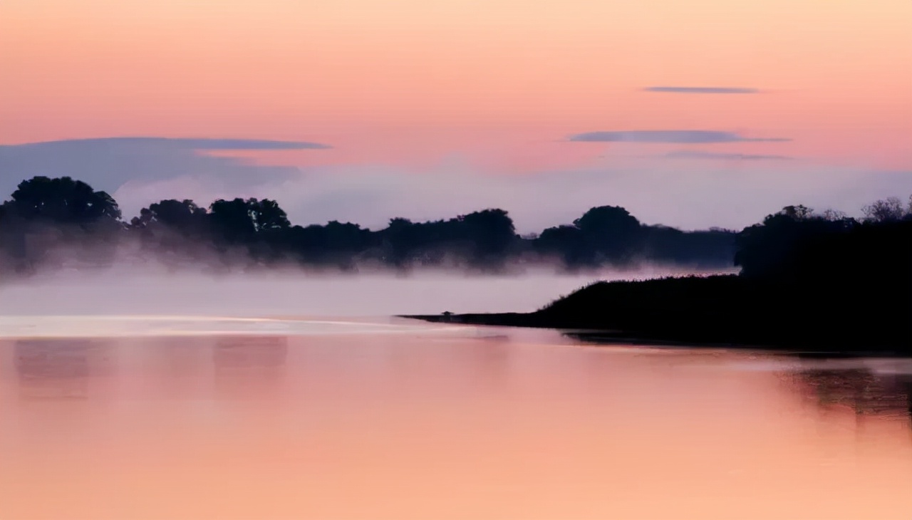 江边铺满了五颜六色的鹅卵石,银白色的乌苏里江水