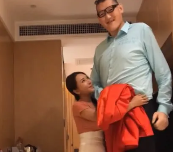 "巨人张欢"生活不能自理,妻子直播抱怨:整个人要精神崩溃了
