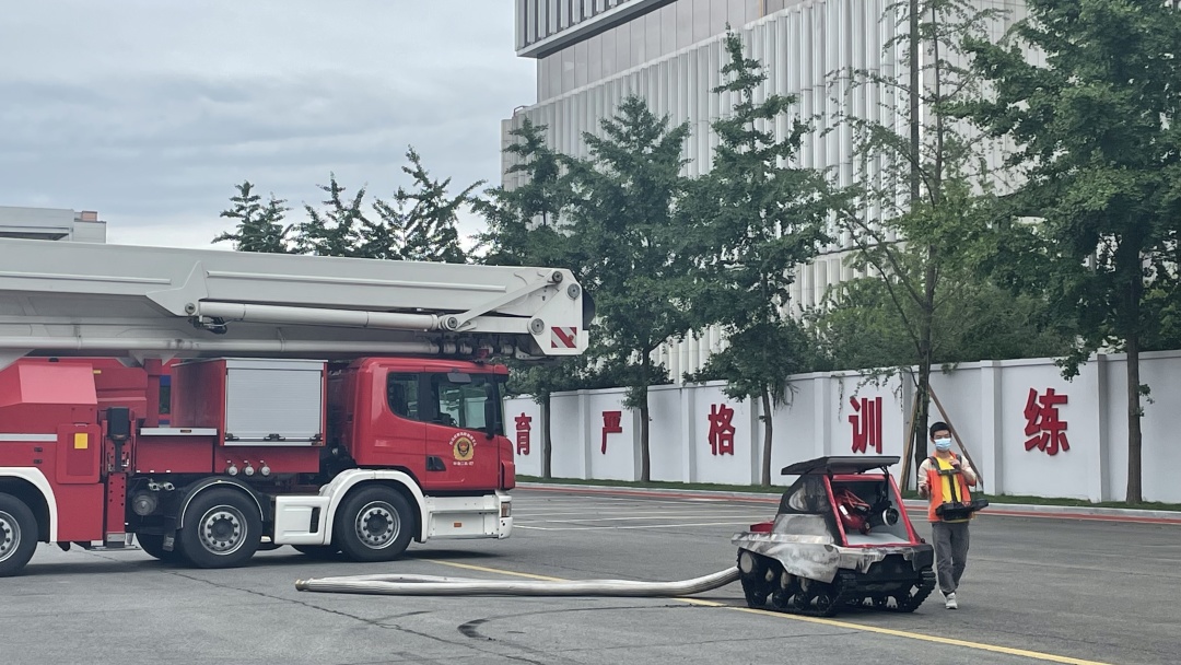 力升高科千度耐高温消防灭火机器人在成都消防支队进行真火演练