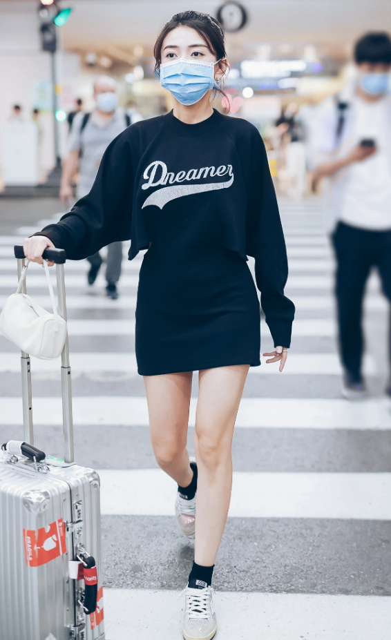 网剧一姐梁洁现身机场,穿卫衣裙玩"下衣失踪",秀出透光腿太绝