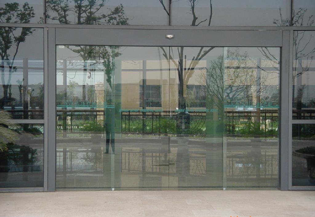 阴间理发店半夜"鬼剃头",感应门自动开合,邻居:是她来了