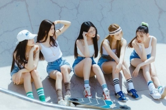 新人女子组合NewJeans突破了100万粉丝