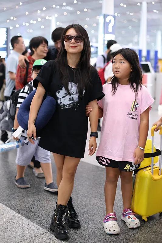 何洁一家五口现身机场,和仨孩子大方面对镜头拍照,画面温馨有爱
