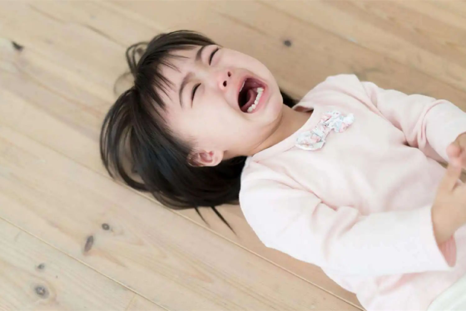 育儿崩溃瞬间:夜里小孩哭闹,老婆发疯似的骂孩子,怎么办?