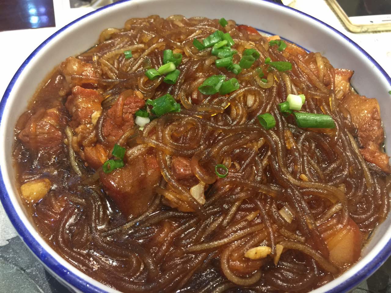 东北人最爱的猪肉炖粉条,真的好吃吗?南方人:下不去嘴!