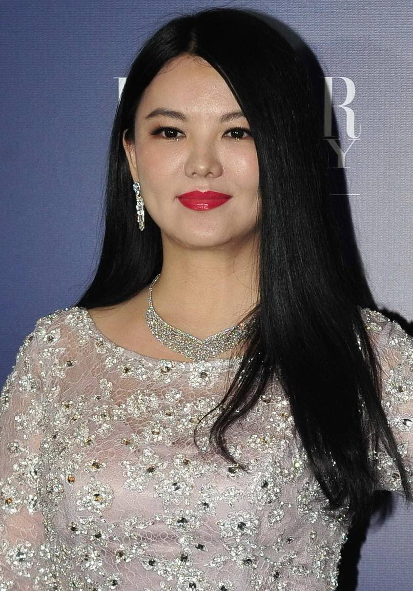 李湘为女儿庆47岁生日,前夫王岳伦送三朵玫瑰表情匪夷所思