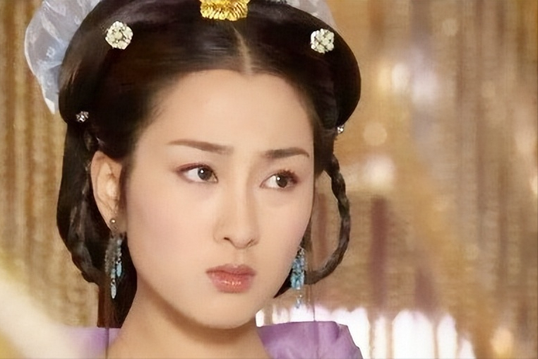 圈内"女炮王"?靠"讨好"男人成功上位,与男黑人夜店贴身热舞