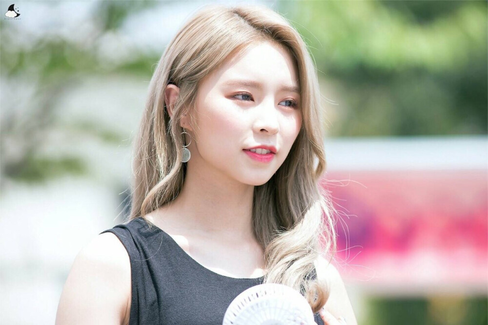 elkie删合照疑与子瑜划清界限,台湾网友:人民币真香!