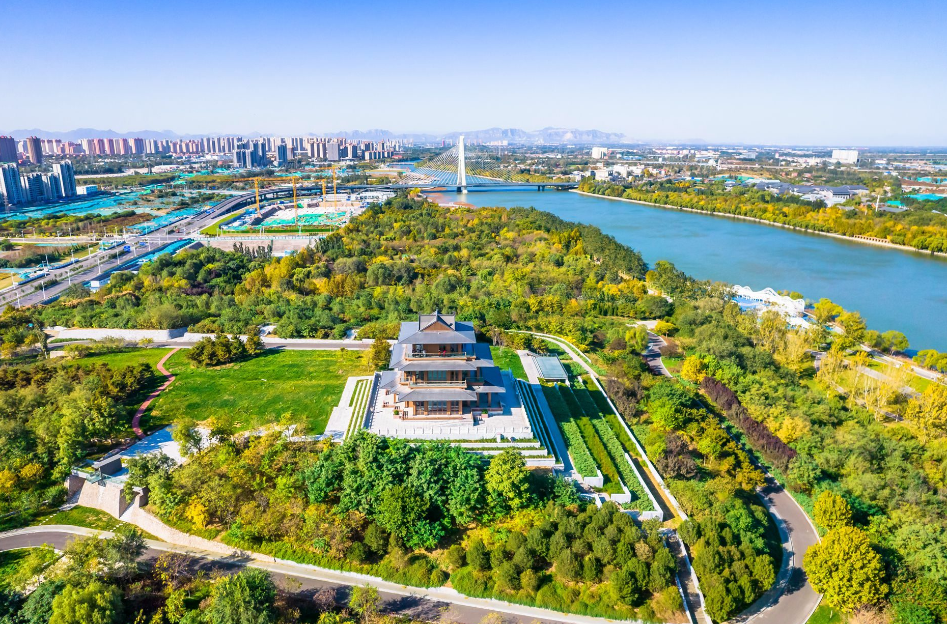 石家庄太平河片区,这里有知名桥和卧虎山公园,还能俯瞰城市美景