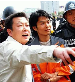 宜宾悍匪伍勇,6年制造8起轰动大案,原因竟是要给全世界一个幸福