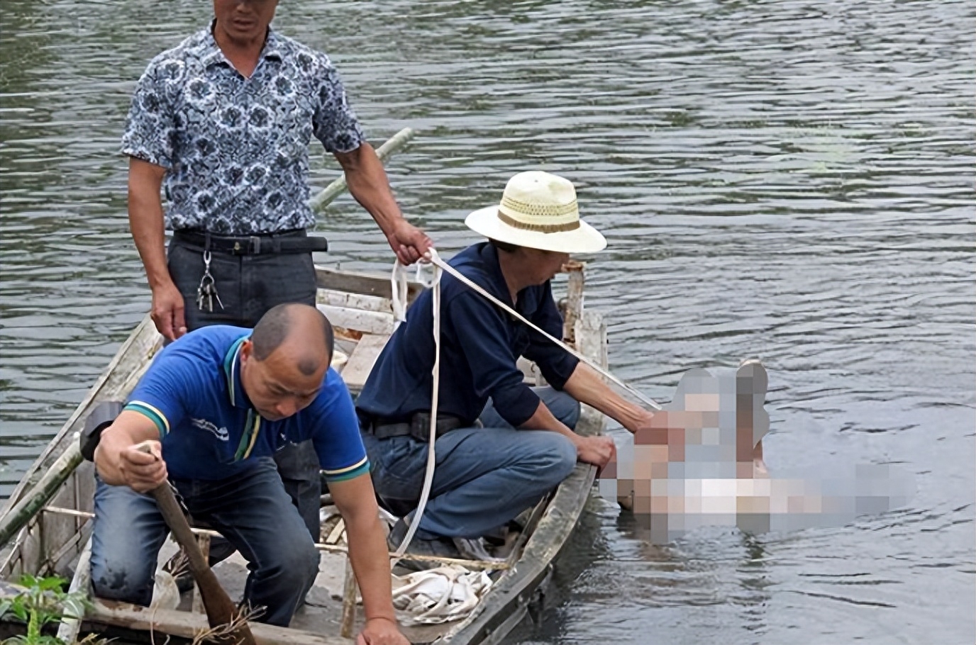 捞尸人这个职业,一直都不受待见,不仅是外人,就连